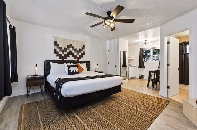 Signature Room, 1 King Bed (Wet Bar)