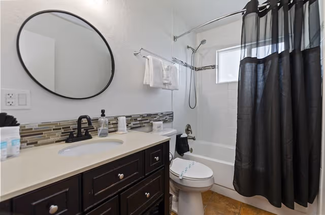 Signature Room, 1 King Bed (Wet Bar)