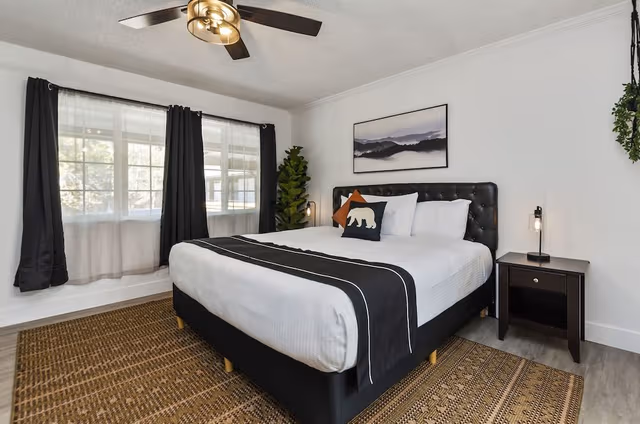 Signature Room, 1 King Bed (Wet Bar)