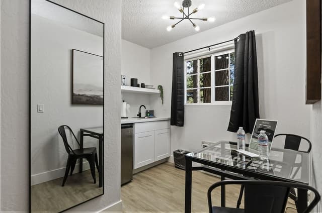 Signature Room, 1 King Bed (Wet Bar)