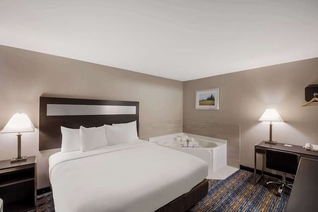 Suite, 1 King Bed, Non Smoking, Jetted Tub