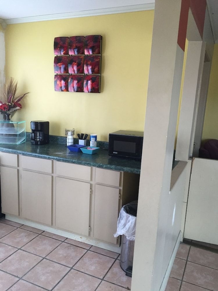 Americas Best Value Inn & Suites - Kinder3