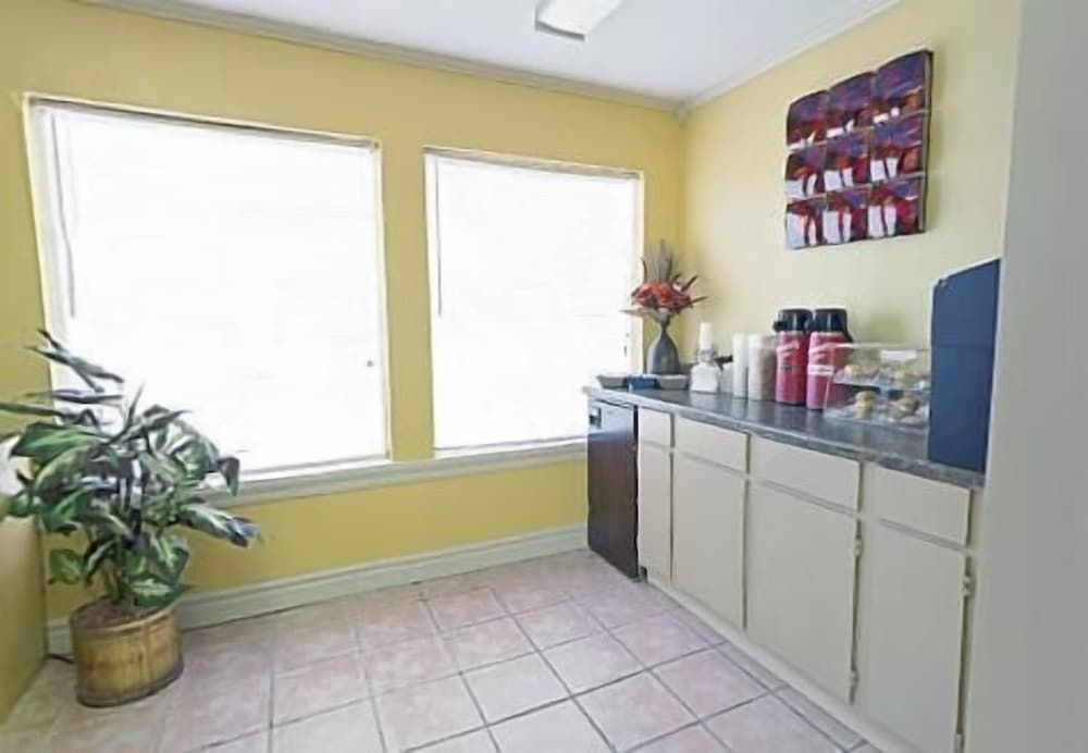 Americas Best Value Inn & Suites - Kinder2