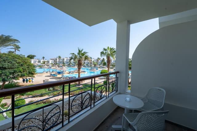 Superior, Queen or Twin, Pool View