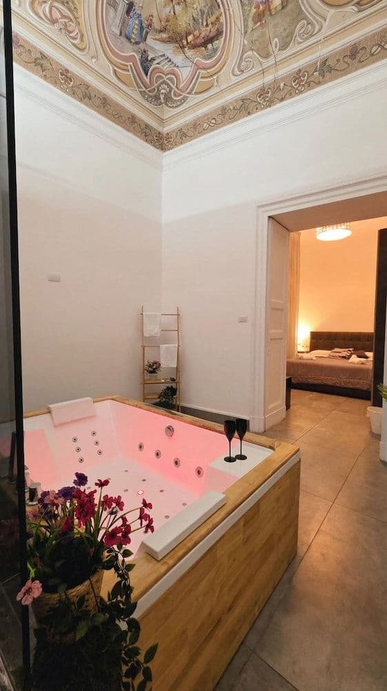 Luxury Room, 1 Queen Bed, Hot Tub, City View