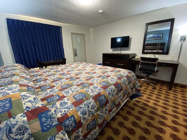 Room, 1 King Bed, Smoking