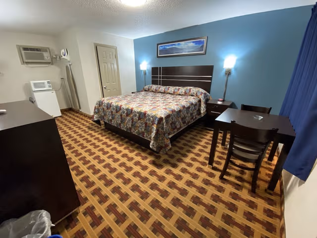 Room, 1 King Bed, Smoking