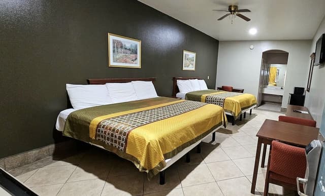 Family Room, 2 Queen Beds, Non Smoking, Pool View