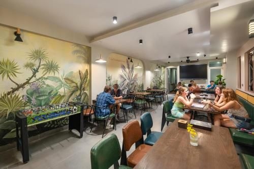 Catba Palace Hotel (The Oversleep Catba Hostel)3