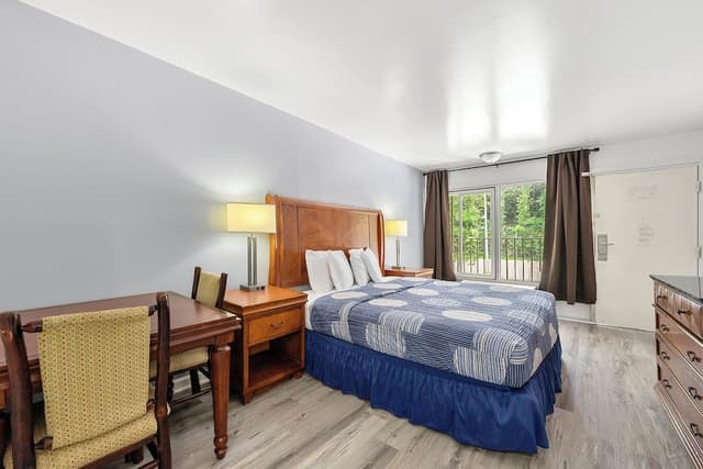 Deluxe Studio, 1 King Bed, Kitchenette