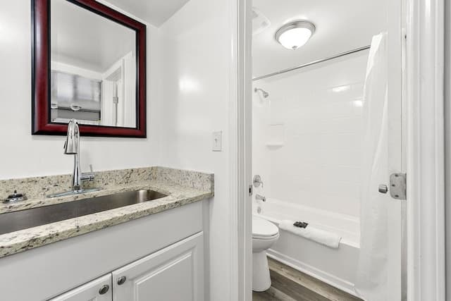 Deluxe Studio, 1 King Bed, Kitchenette
