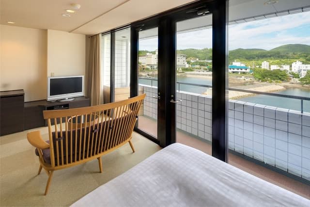 Twin Room, Smoking