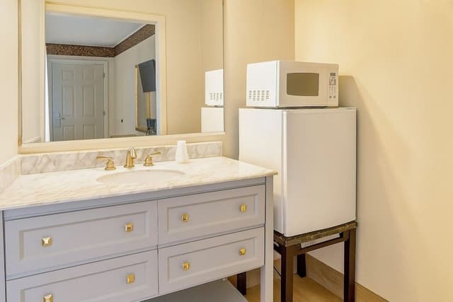 Basic Single Room, 1 King Bed, Kitchenette