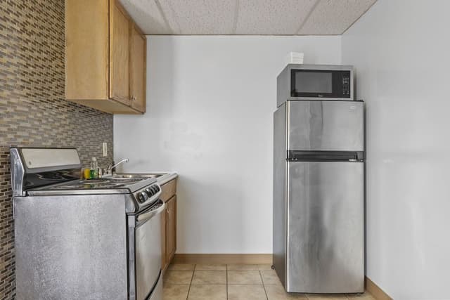 Deluxe King Room with Full Kitchen & Futon