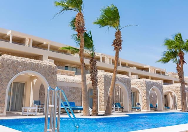Executive Swim Up Room