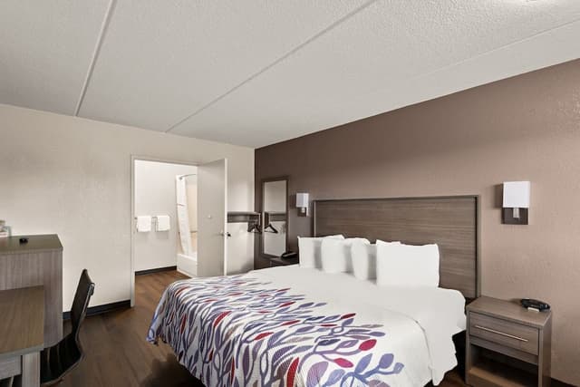 Standard Room, 1 King Bed, Accessible (Smoke Free)