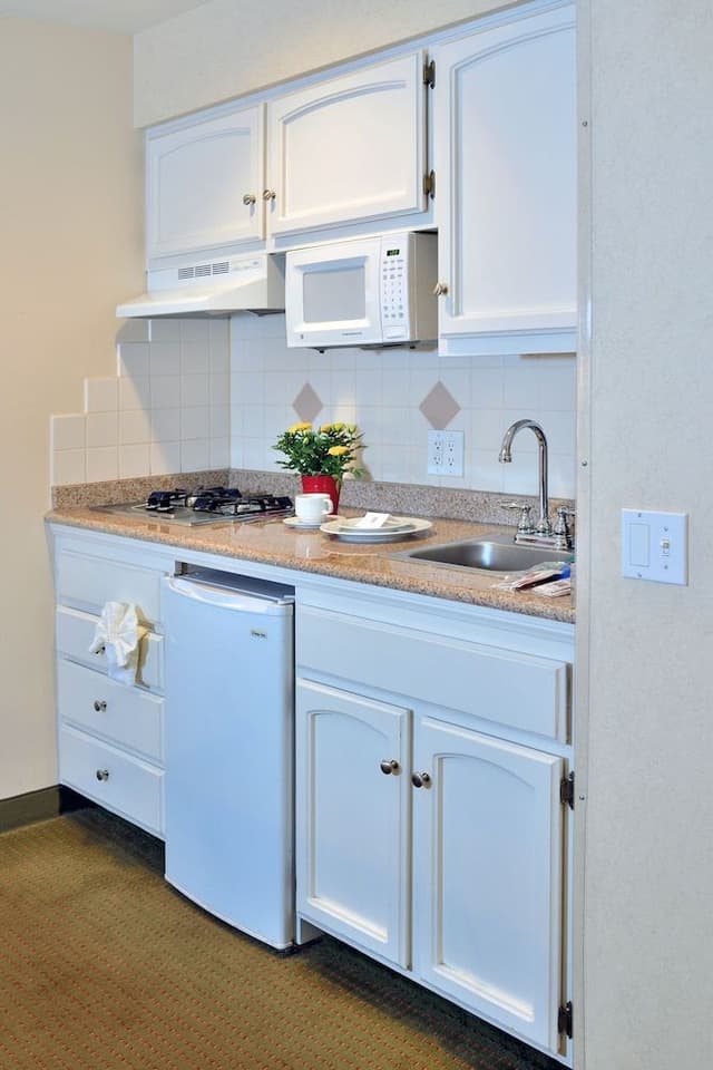 Deluxe Room, 2 Queen Beds, Kitchenette