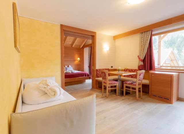 Family Room, Connecting Rooms