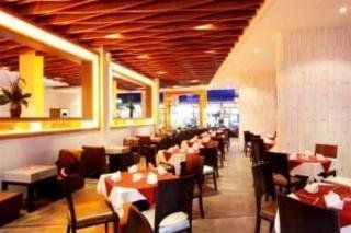 ไวท์ พีช โฮเตล (White Peach Hotel)0