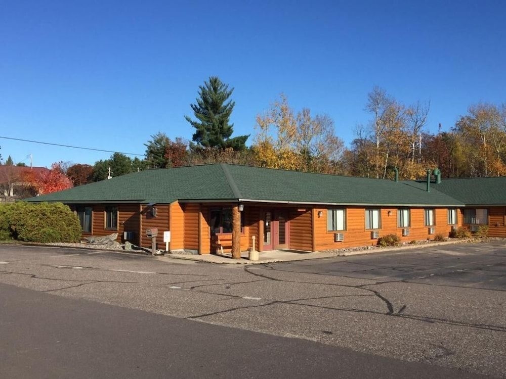 Northwoods Inn & Suites3