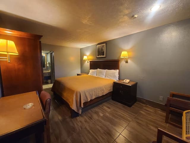 Standard Room, 1 King Bed, Smoking