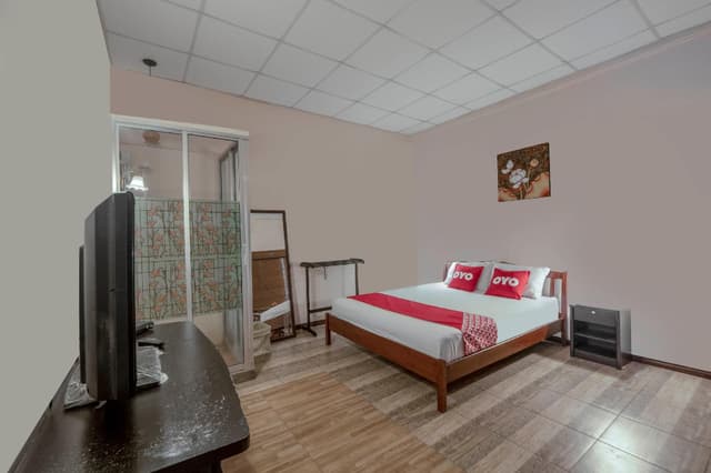 Private Double Room with Shared Bathroom