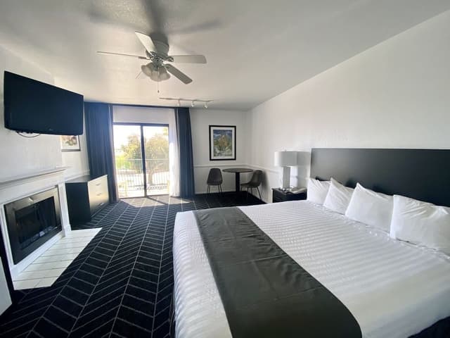 Deluxe Room, 1 King Bed, Fireplace & Balcony, Non-Smoking