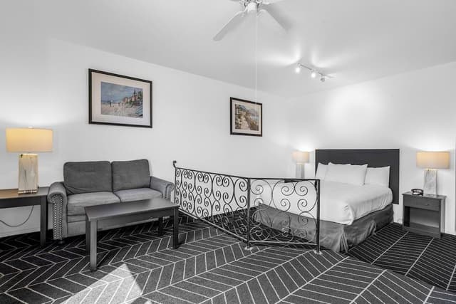 Deluxe Room, 1 Queen Bed, Fireplace & Balcony, Non-Smoking