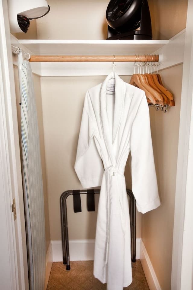 Deluxe Room, 1 King Bed, Private Bathroom, Corner