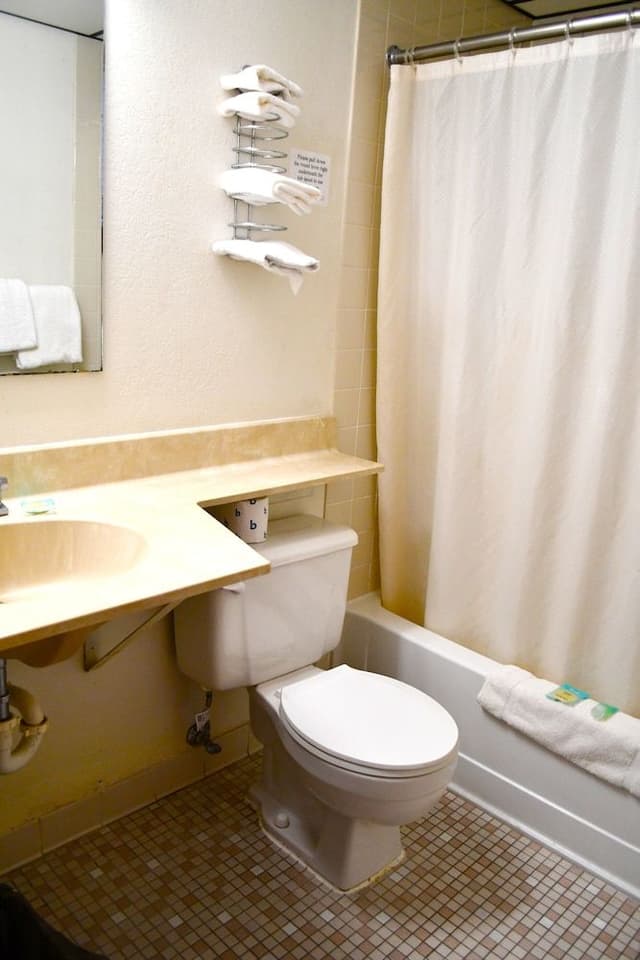 Standard Room, 1 Queen Bed