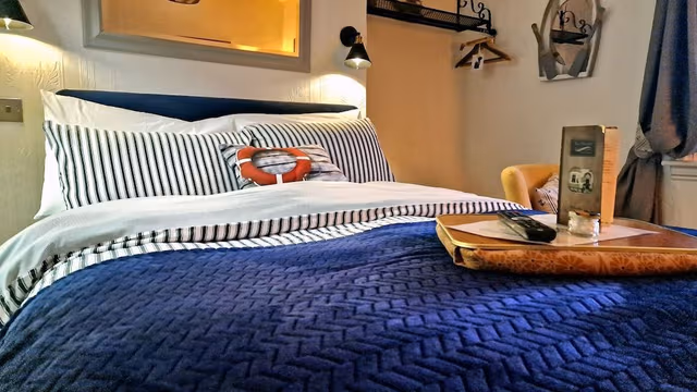 Double Room, Ensuite, Harbor View (Room 6, 2nd Floor)