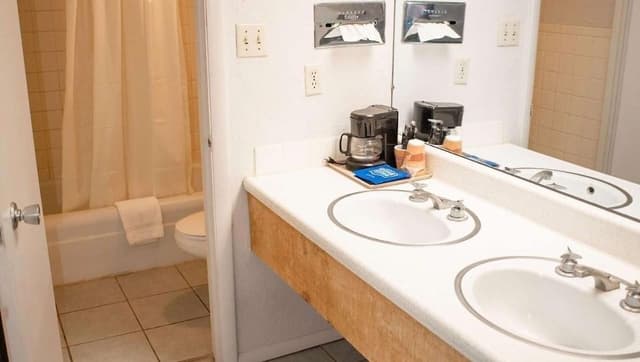 Deluxe Studio, 2 Queen Beds, Non Smoking, Kitchenette