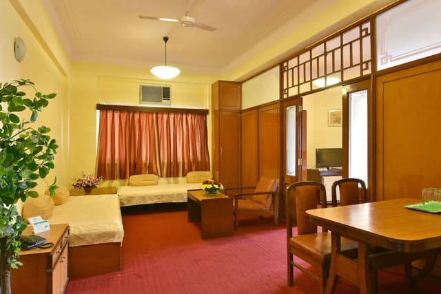 Queen's Necklace Suite