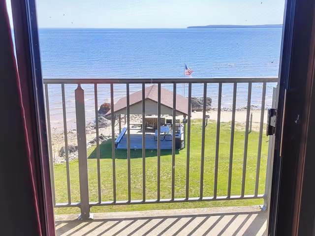 Standard Room, 1 King Bed, Balcony, Lake View