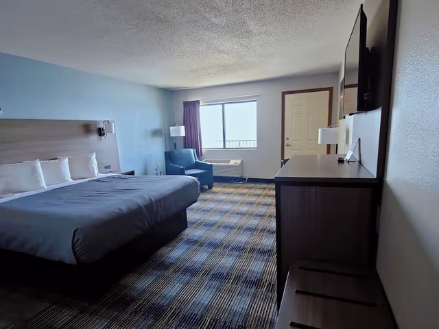 Standard Room, 1 King Bed, Balcony, Lake View
