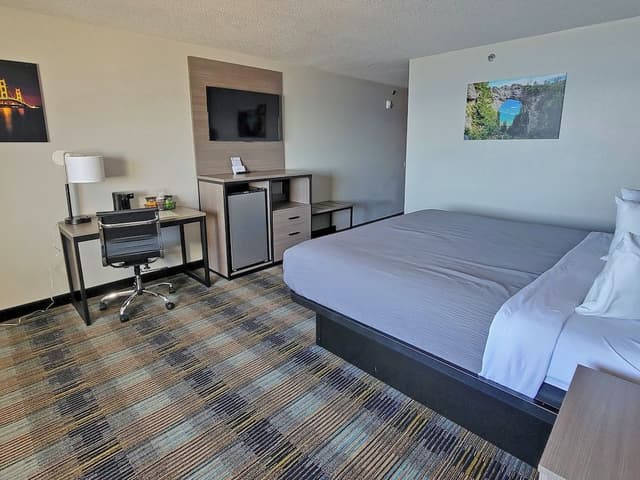 Standard Room, 1 King Bed, Balcony, Lake View