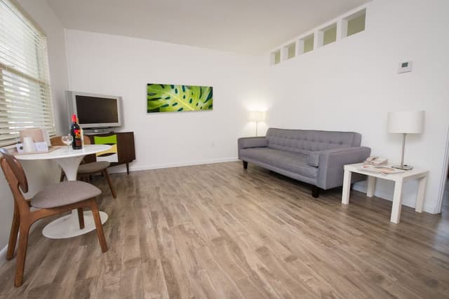 Nonsmoking King Suite