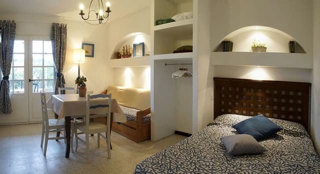 Studio (2 Adults + 1 Child)