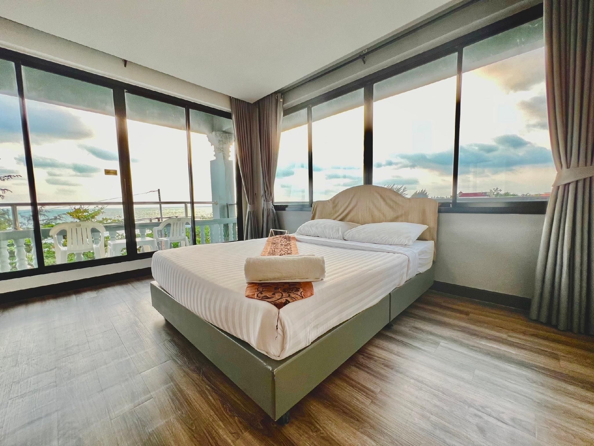 พิมพิมาน บีช โฮเต็ล (Pimpimarn Beach Hotel)1
