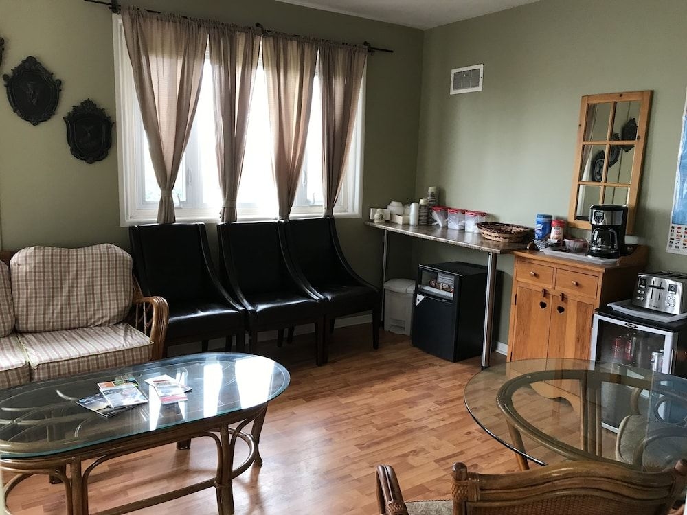 Cardinal Court Motel1