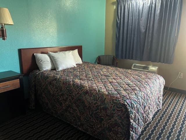 Room, 1 Queen Bed, Accessible, Non Smoking (with Roll-In-Shower)