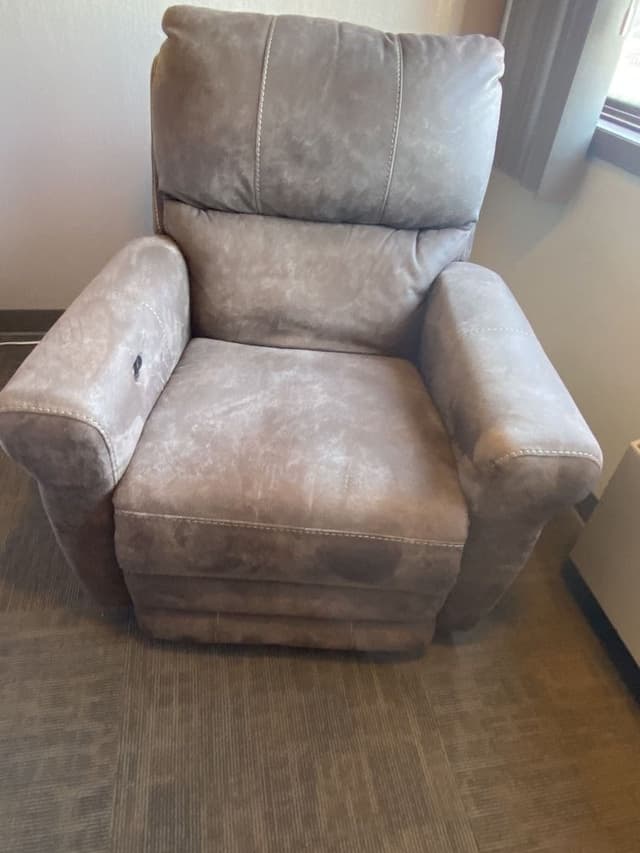 1 Queen/ Recliner