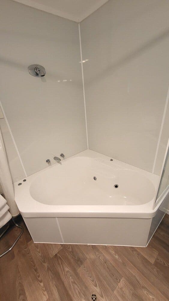 Deluxe Room, Hot Tub