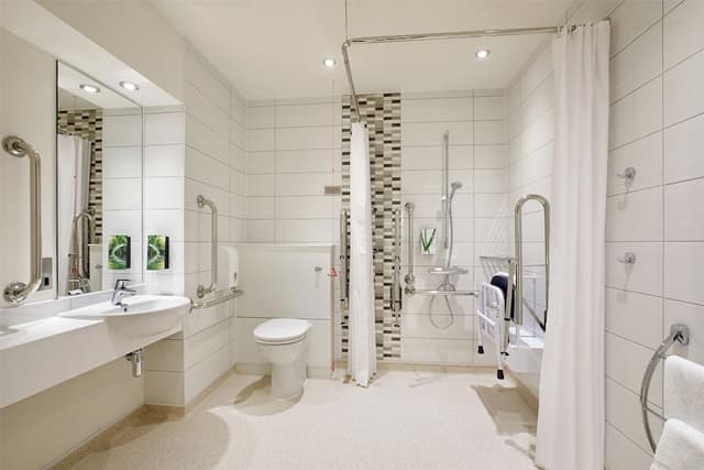 Standard Double Room, Roll-in Shower