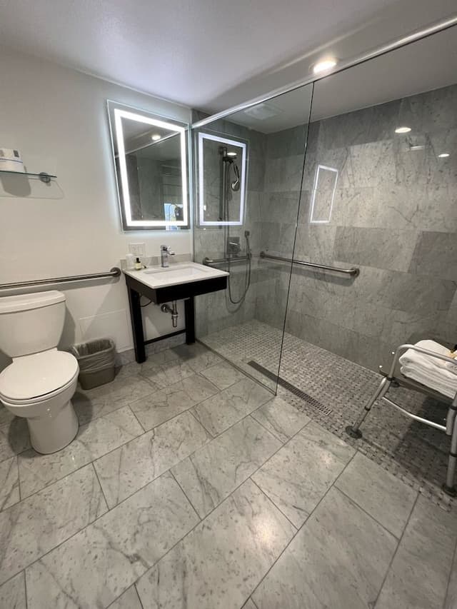 Standard Room, 1 Queen Bed (ADA)