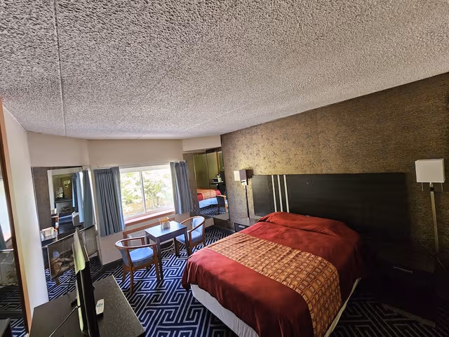 Basic Room, 1 Queen Bed, Accessible