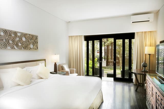 Deluxe Pool Access Room