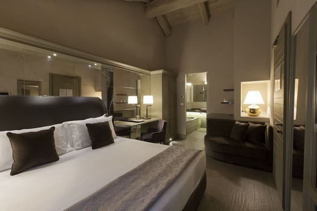 Suite, Jetted Tub