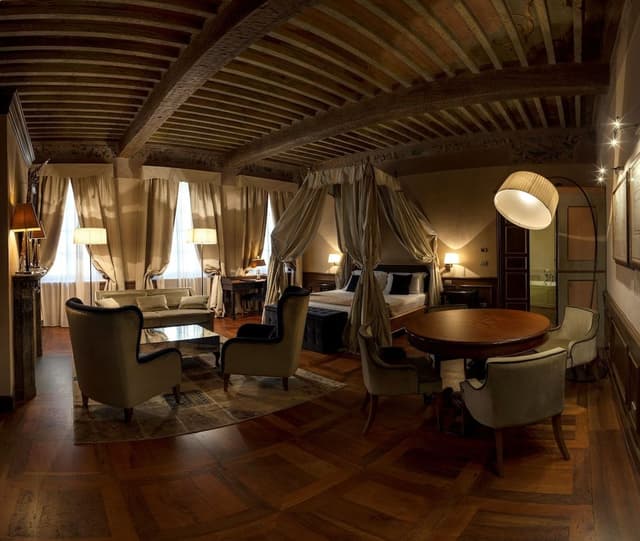 Suite, Jetted Tub