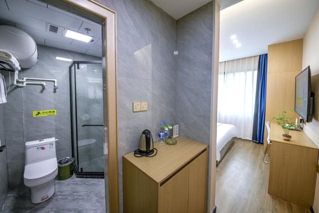 Room with Queen Bed